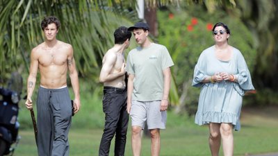 Cóż za wakacyjny widok! Shawn Mendes świeci gołą klatą na Ibizie [zdjęcia]