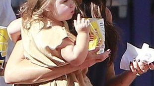 Victoria Beckham na spacerze z Harper i synami (FOTO)