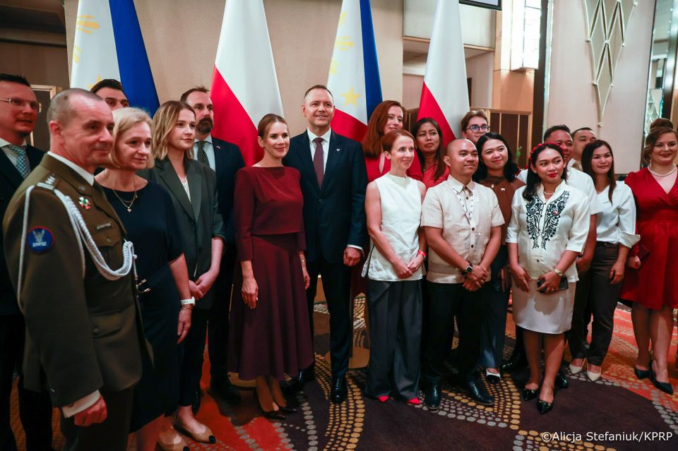 Marta Nawrocka zachwyciła w burgundowej kreacji, fot. Instagram