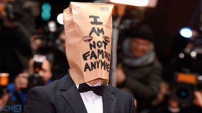 Shia LaBeouf z papierową torbą na głowie podczas premiery