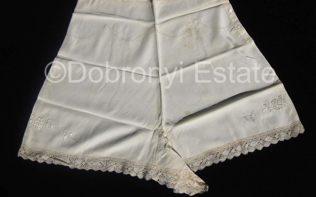 Majtki Królowej Elżbiety II na sprzedaż (FOTO)