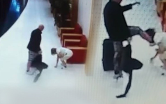 Szwedzki turysta kopnął w TWARZ sprzątaczkę w Bułgarii!