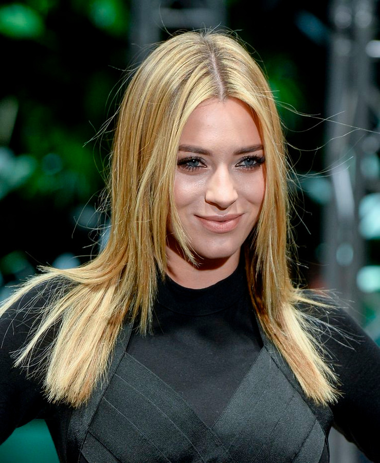 Proste, długie włosy - wygląda genialnie