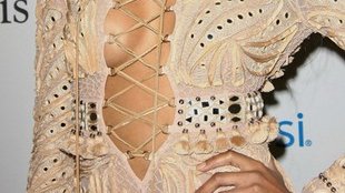 Ciara w bikini pluska się w oceanie