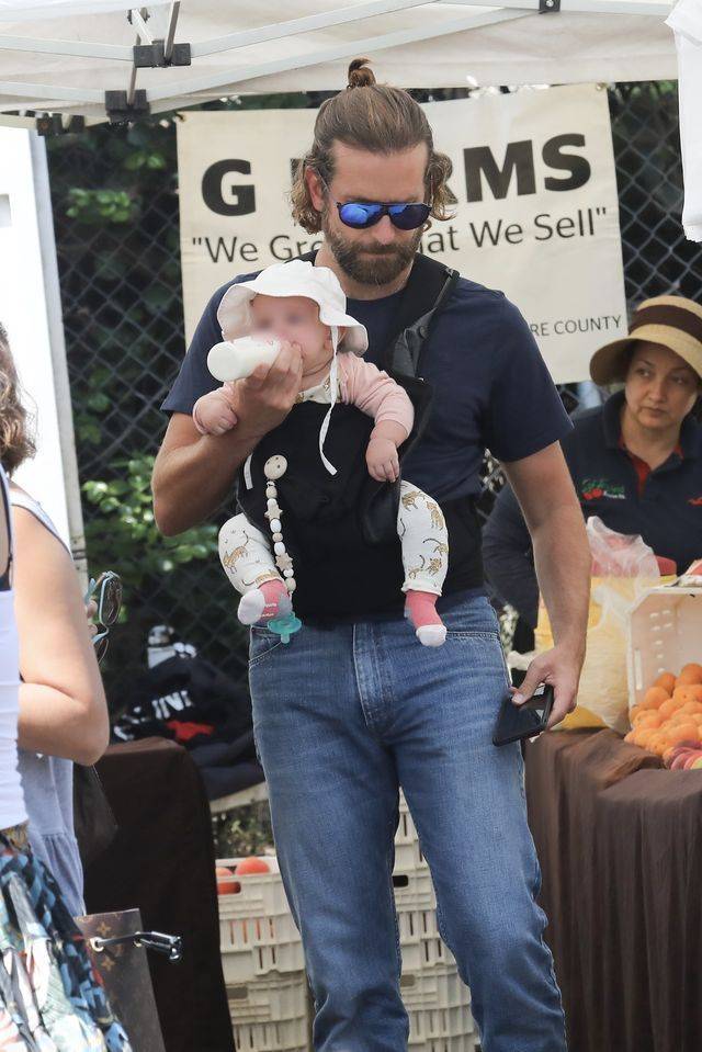 Bradley Cooper i Irina Shayk na spacerze z płaczącą córeczką