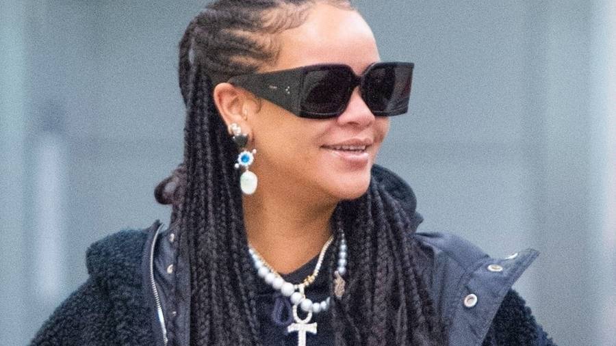 Rihanna w WIELKIM futrze i brokatowych butach – w roli głównej DRESY (ZDJĘCIA)