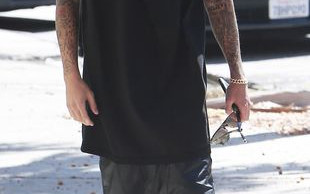 Wkurzył się, więc poszedł do salonu i kupił sobie…