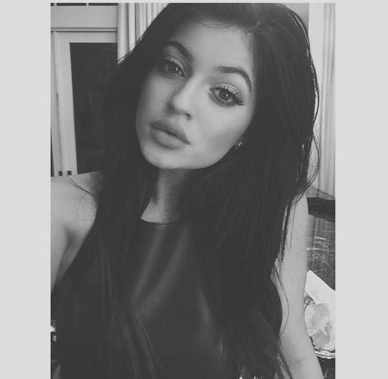 Usta Kylie Jenner przedmiotem internetowego sporu