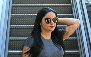 Jest niska jak Ariana Grande, ale figurę ma zupełnie inną (FOTO)