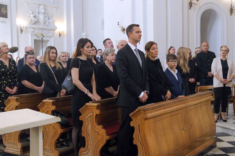 Pogrzeb Zbigniewa Lwa-Starowicza. Syn z rodziną w pierwszym rzędzie