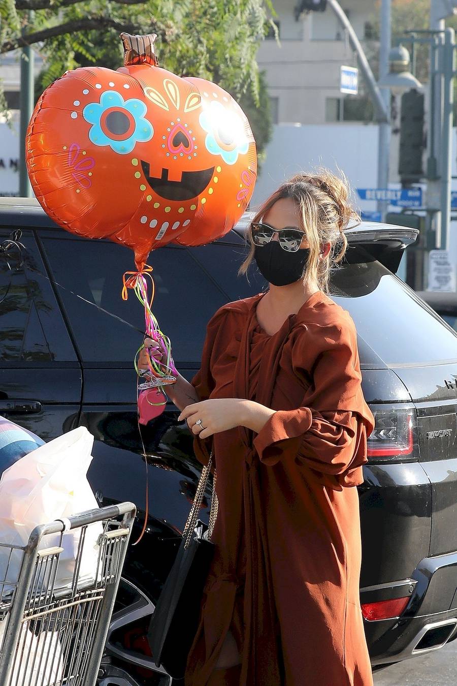 Chrissy Teigen kupiła ozdoby na Halloween