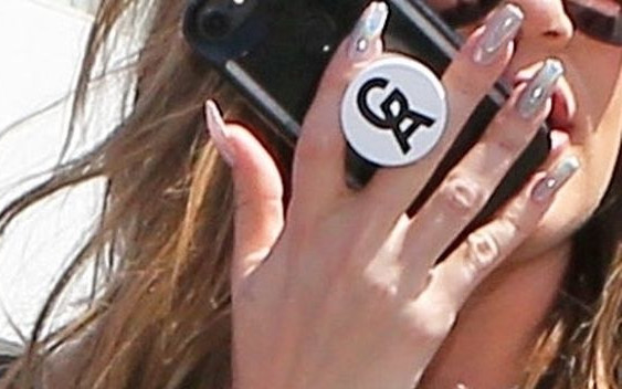 Wszystko ładnie, ale JAK ona zapina spodnie? (ZDJĘCIA)