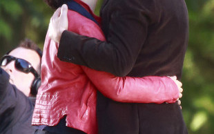 Clive Owen i Juliette Binoche w objęciach (FOTO)