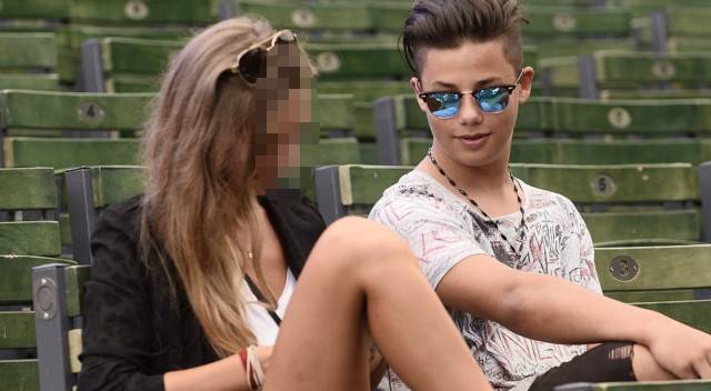 Allan Krupa z dziewczyną na próbie mamy