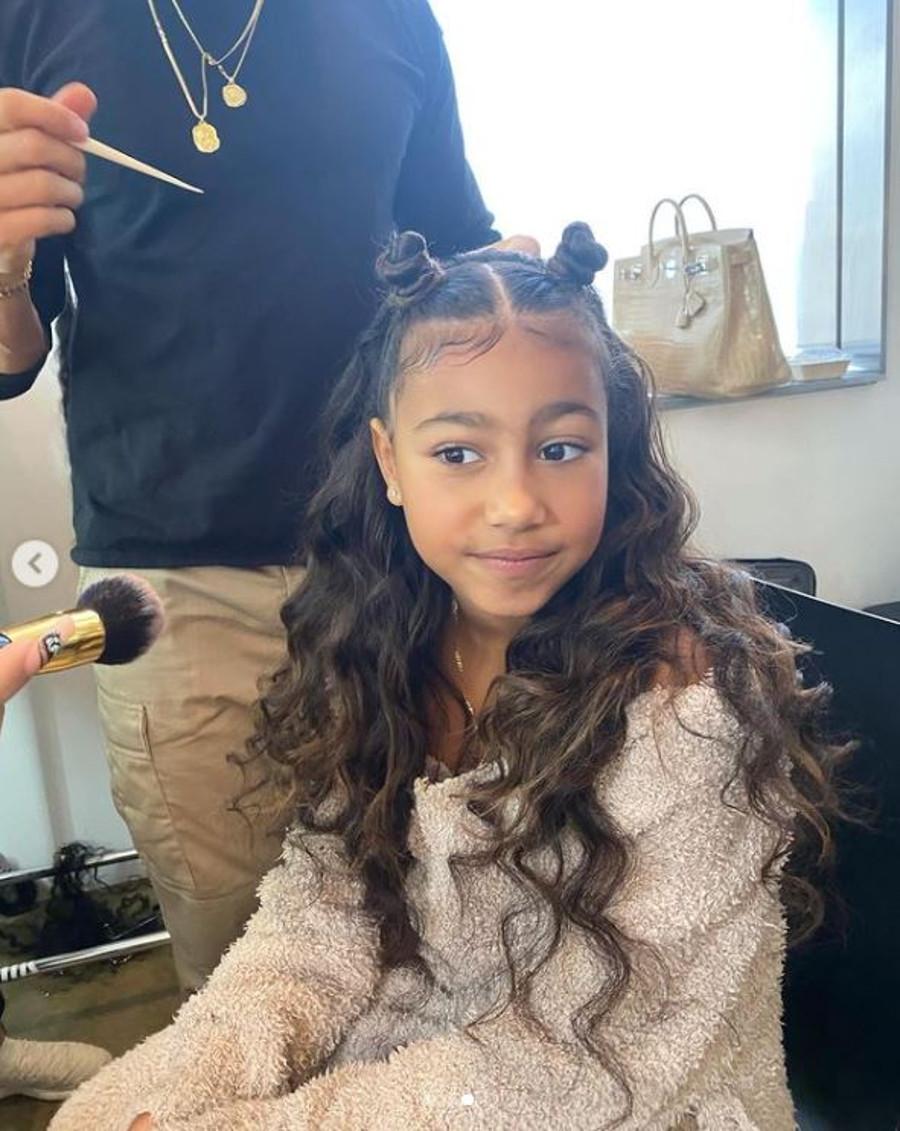 North West w pokręconych włosach. 