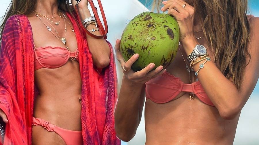 Alessandra Ambrosio w bikini na plaży