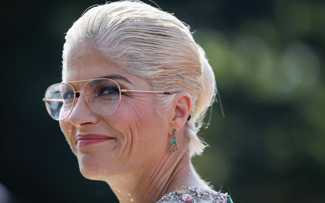 Wspierająca się o lasce Selma Blair wyglądała pięknie na czerwonym dywanie