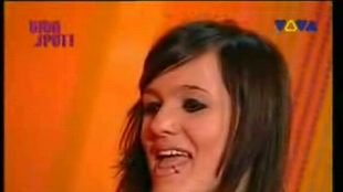 Tola Szlagowska pisze na torebkach na wymiociny