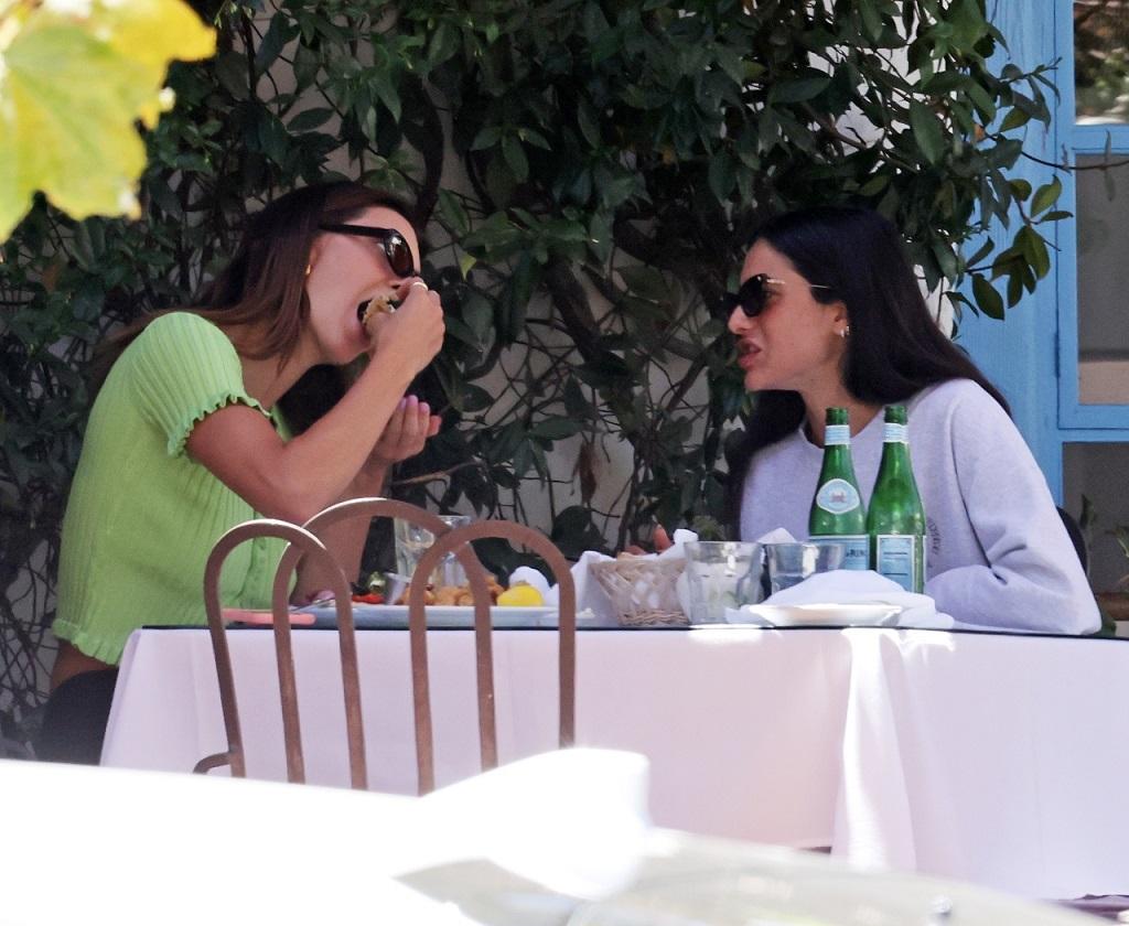 Kendall Jenner zajada się fast foodem - jak ona to robi, że ma taką figurę? Kendall Jenner na lunchu z przyjaciółką.