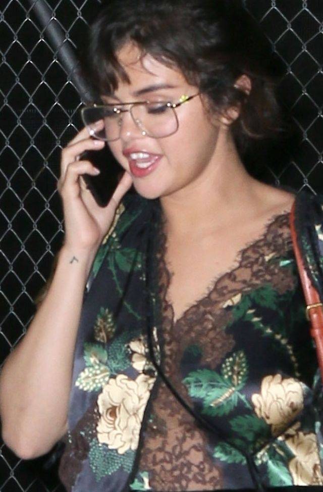 ZDENERWOWANA Selena Gomez w babcinej sukience (ZDJĘCIA)