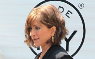 Jennifer Aniston pokazuje nogi i nową fryzurę (FOTO)