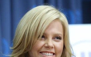 Charlize Theron sprząta psie kupki