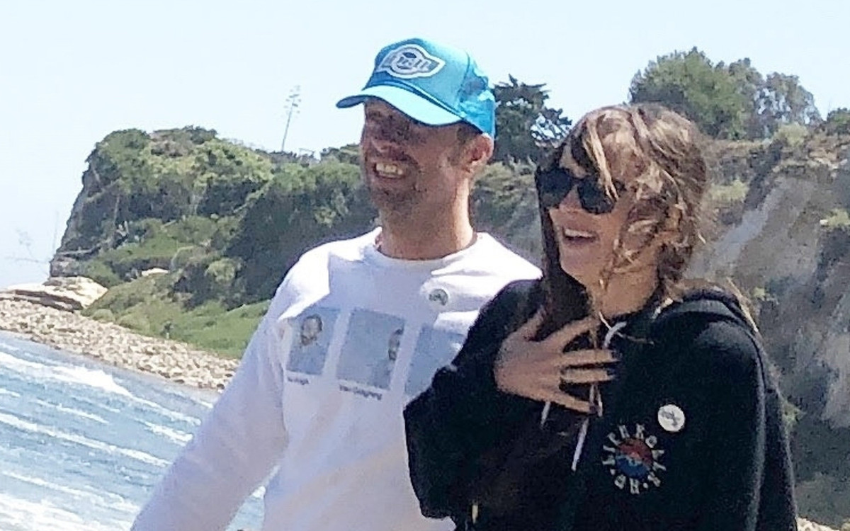 Dakota Johnson i Chris Martin na plaży z dziećmi muzyka (ZDJĘCIA)