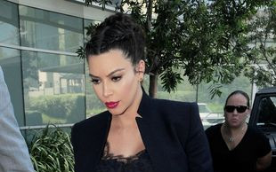 Kim Kardashian walczy z owłosieniem