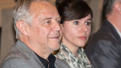 75-letni Marek Kondrat na nowych zdjęciach. Młodziutka żona pokazała, jak wraca do filmu