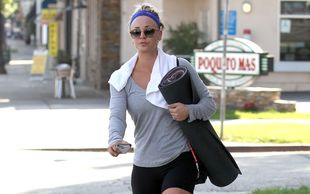 Domowe kłótnie odreagowuje na lekcjach jogi (FOTO)