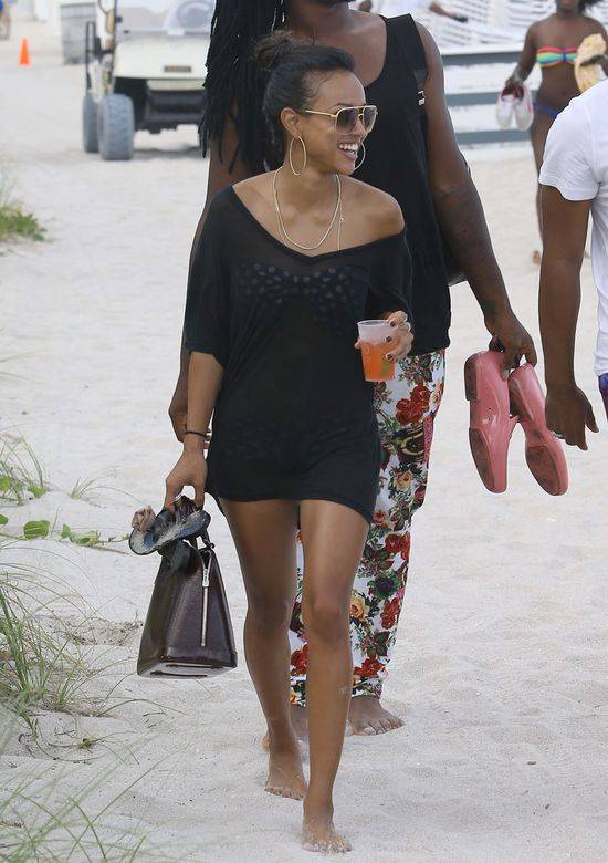 Piękna Karrueche Tran na plaży w Miami
