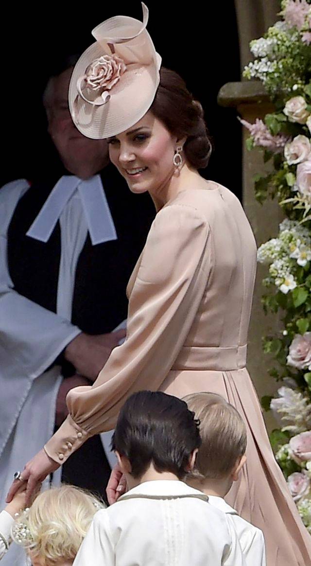 Suknia ślubna Pippy Middleton i kreacja Kate Middleton – DUŻO ZDJĘĆ!