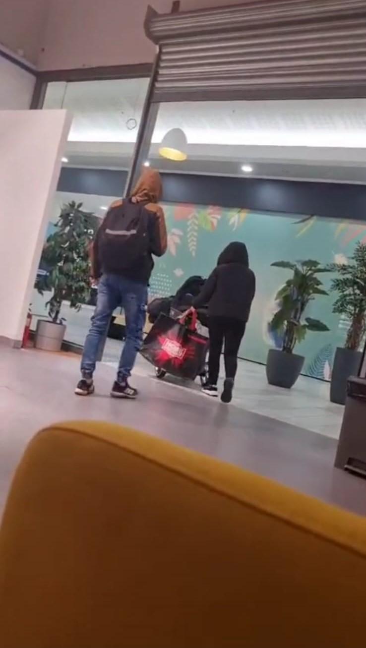 Szczena z partnerką i dzieckiem przyłapany w Warszawie, fot. Kozaczek Exclusive