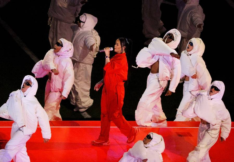 Tak wyglądał koncert Rihanny na Super Bowl. Co za SHOW! (ZDJĘCIA)