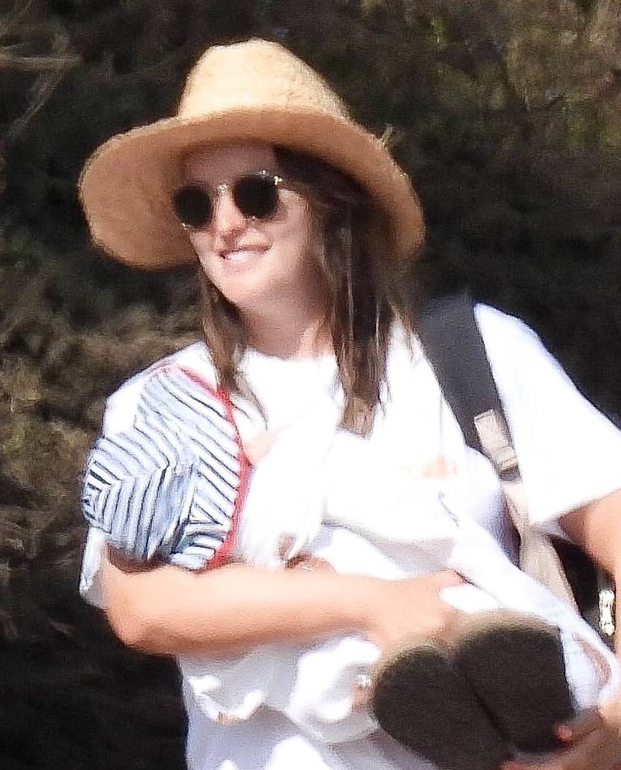 Leighton Meester z synem na plaży