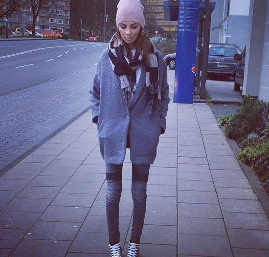 W co ubiera się Charlize Mystery