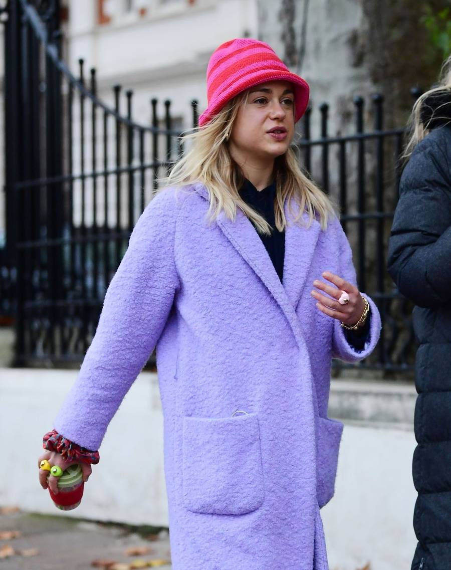 Amelia Windsor w różowym kapeluszu