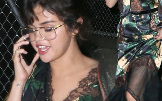 ZDENERWOWANA Selena Gomez w babcinej sukience (ZDJĘCIA)