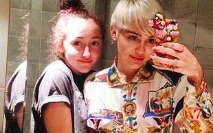 Miley Cyrus zaprosiła siostrę do drapieżnej sesji (FOTO)