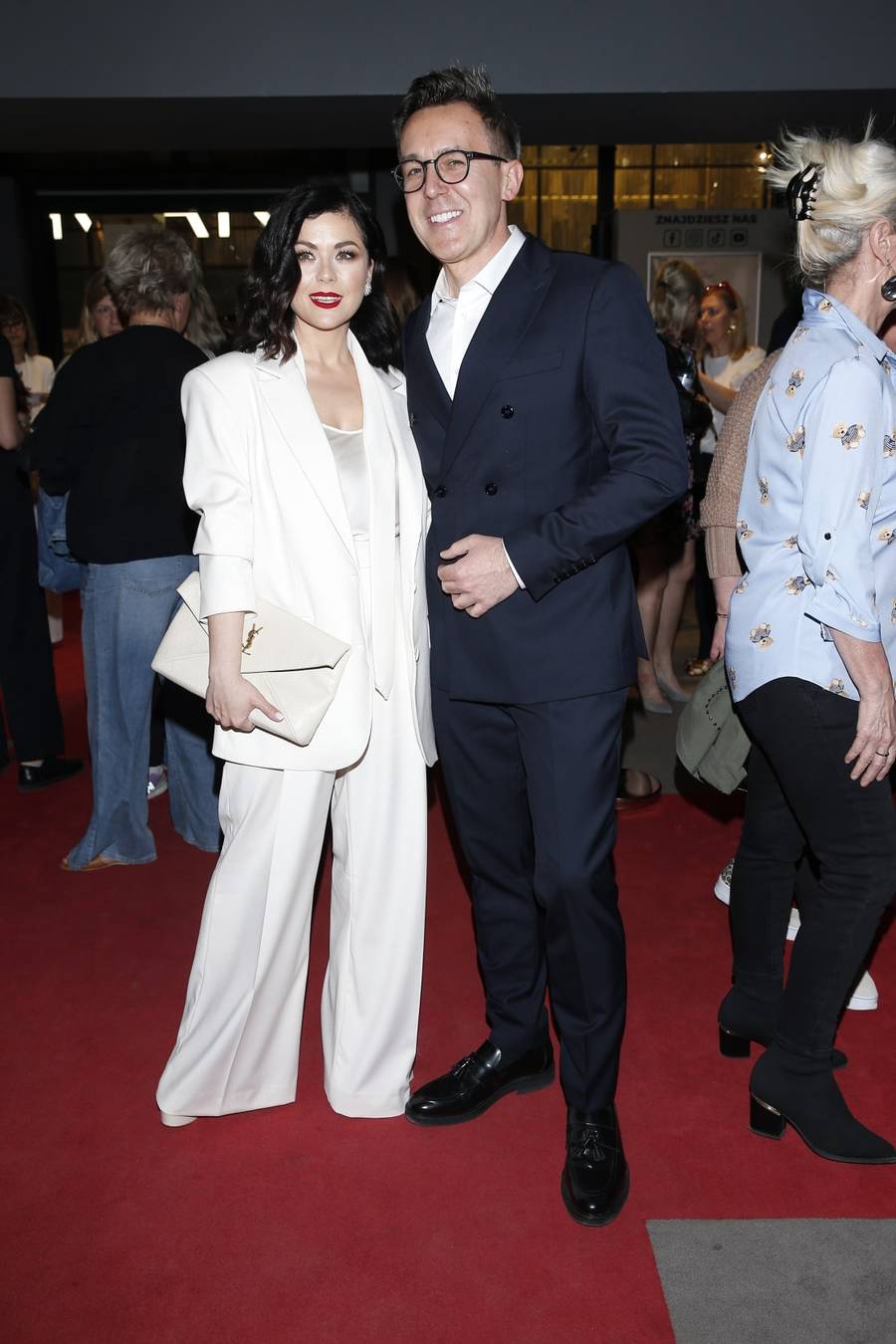 Pokaz spektaklu “Nadzieja”! Anna Mucha z ukochanym, rozanieleni Katarzyna Cichopek i Maciej Kurzajewski (FOTO)