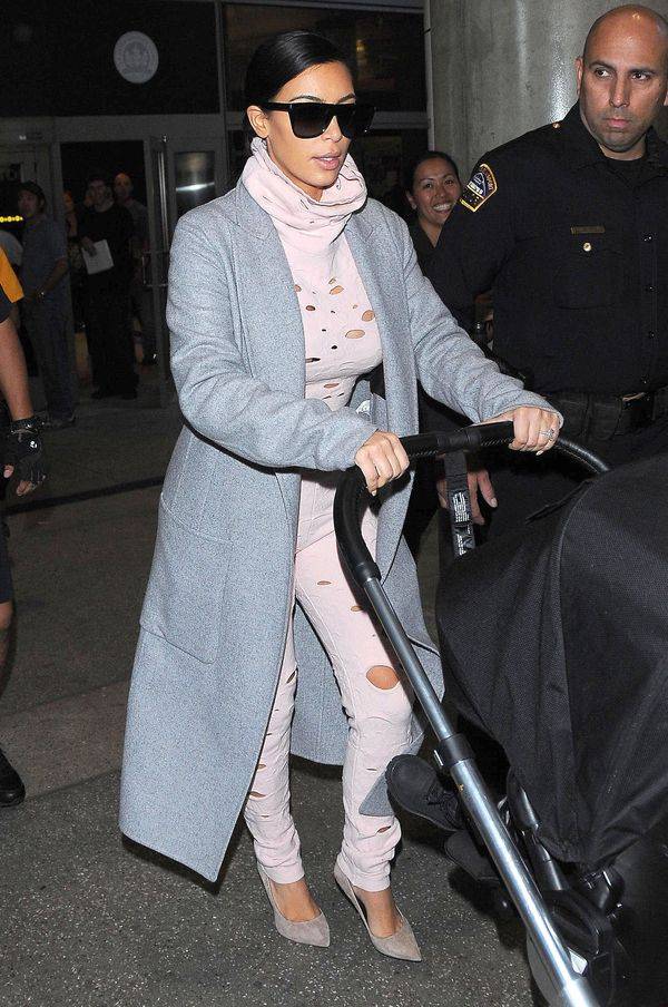 Kim Kardashian w Paryżu pokazuje (nie taki idealny) brzuch