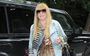 Jest po sześćdziesiątce i nosi dziurawe dżinsy (FOTO)