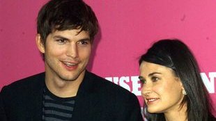 Ashton Kutcher depiluje sobie klatę (VIDEO)