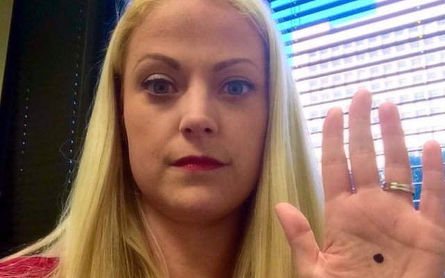 Kobieta namalowała jedynie na dłoni kropkę…