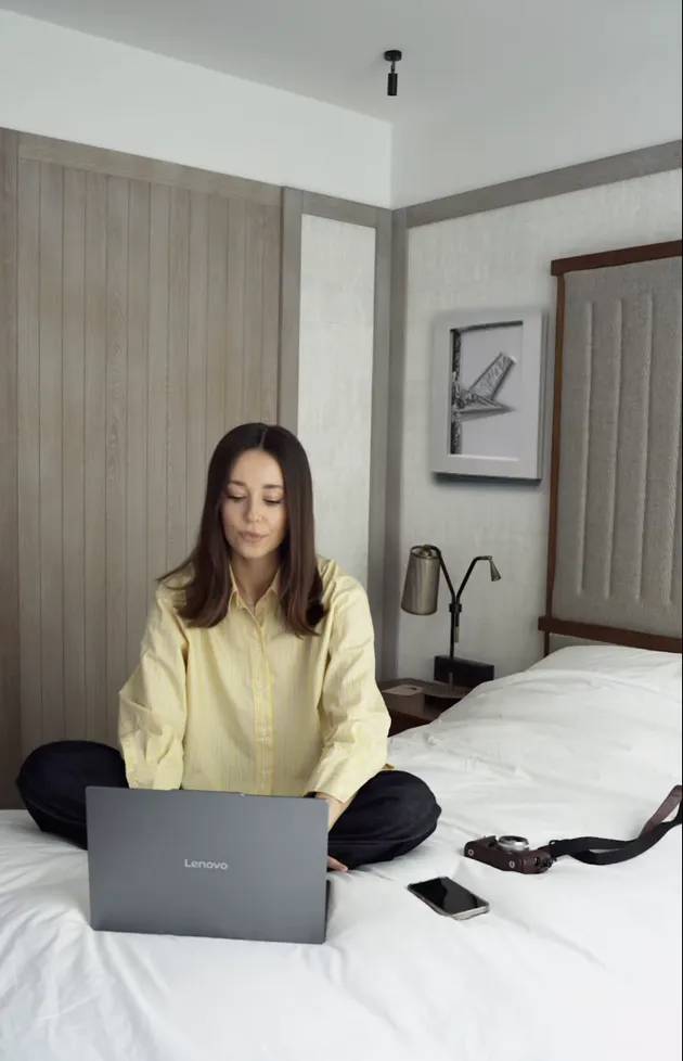 Mieszkanie Izabelli Krzan tonie w luksusach. Drewno i designerskie dodatki