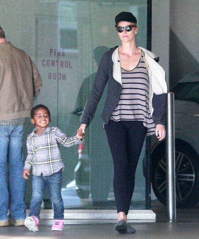 Charlize Theron z synem Jacksonem i Seanem Pennem