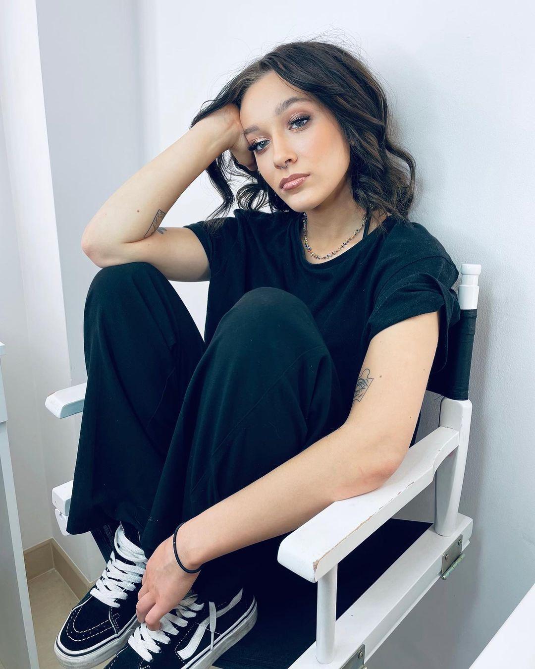 WOW! Fabienne w grzywce. Wygląda jak nie ona