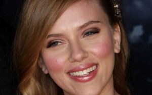 Grzeczna, dziewczęca Scarlett Johansson (FOTO)