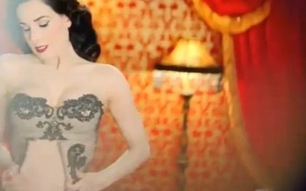 Ponętna Dita Von Teese w reklamie samochodu [VIDEO]