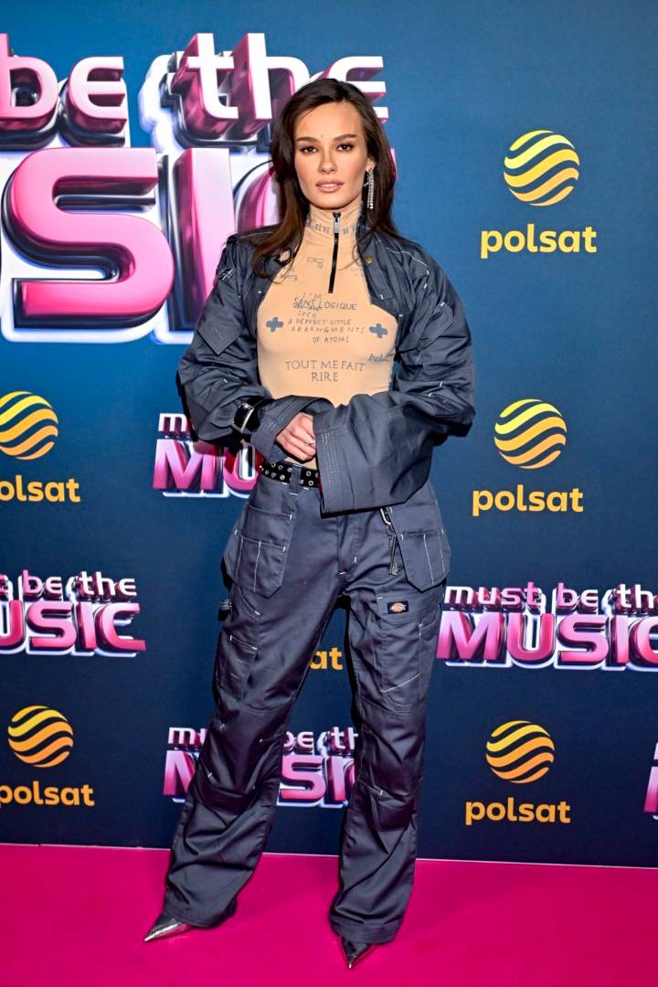 Natalia Szroeder zaskoczyła “nagością” w nietypowym stroju, Patricia Kazadi w krzykliwym dresie, roześmiany Adam Zdrójkowski (FOTO)